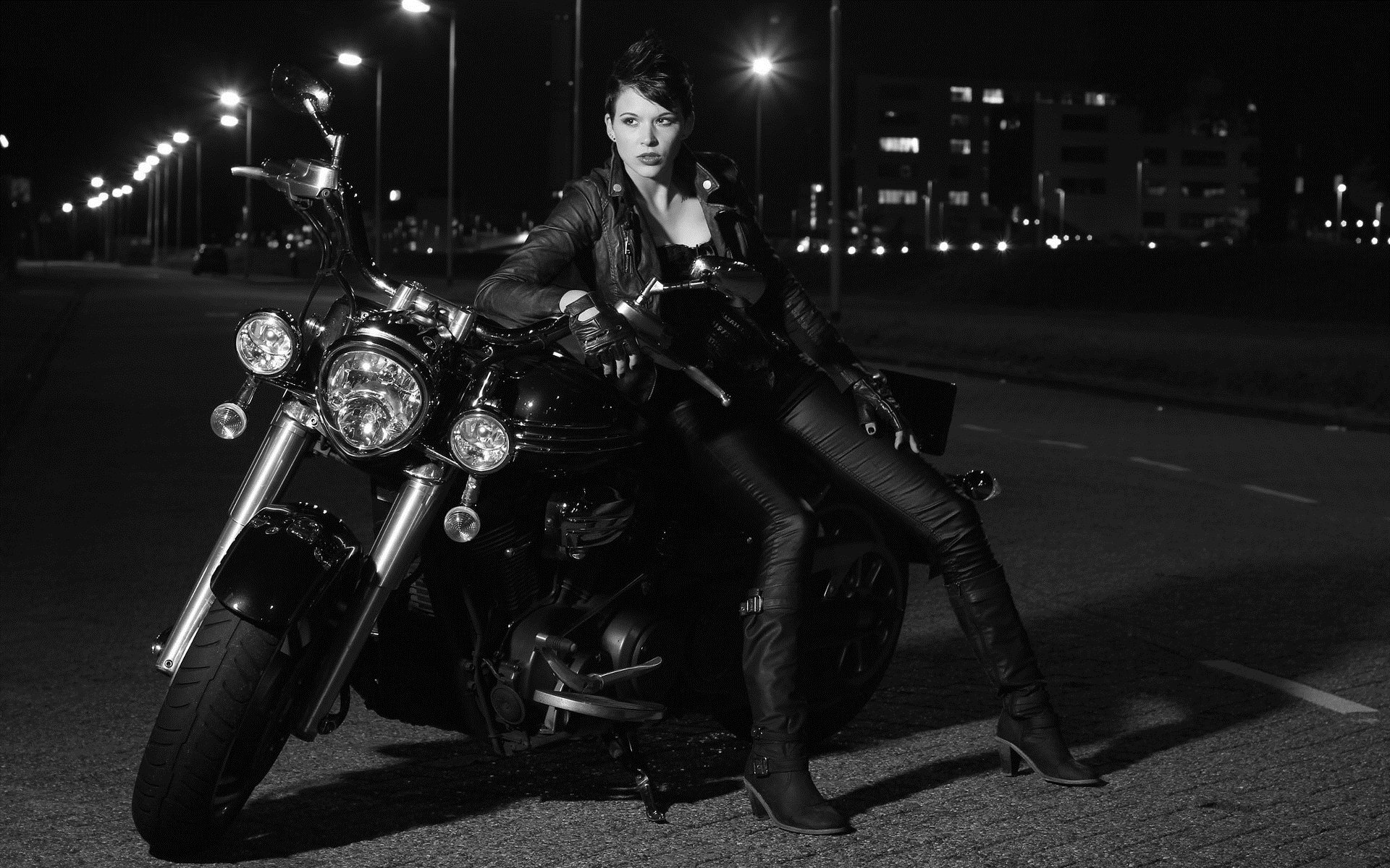 Photo Beautiful girls and motorcycles in Brampton