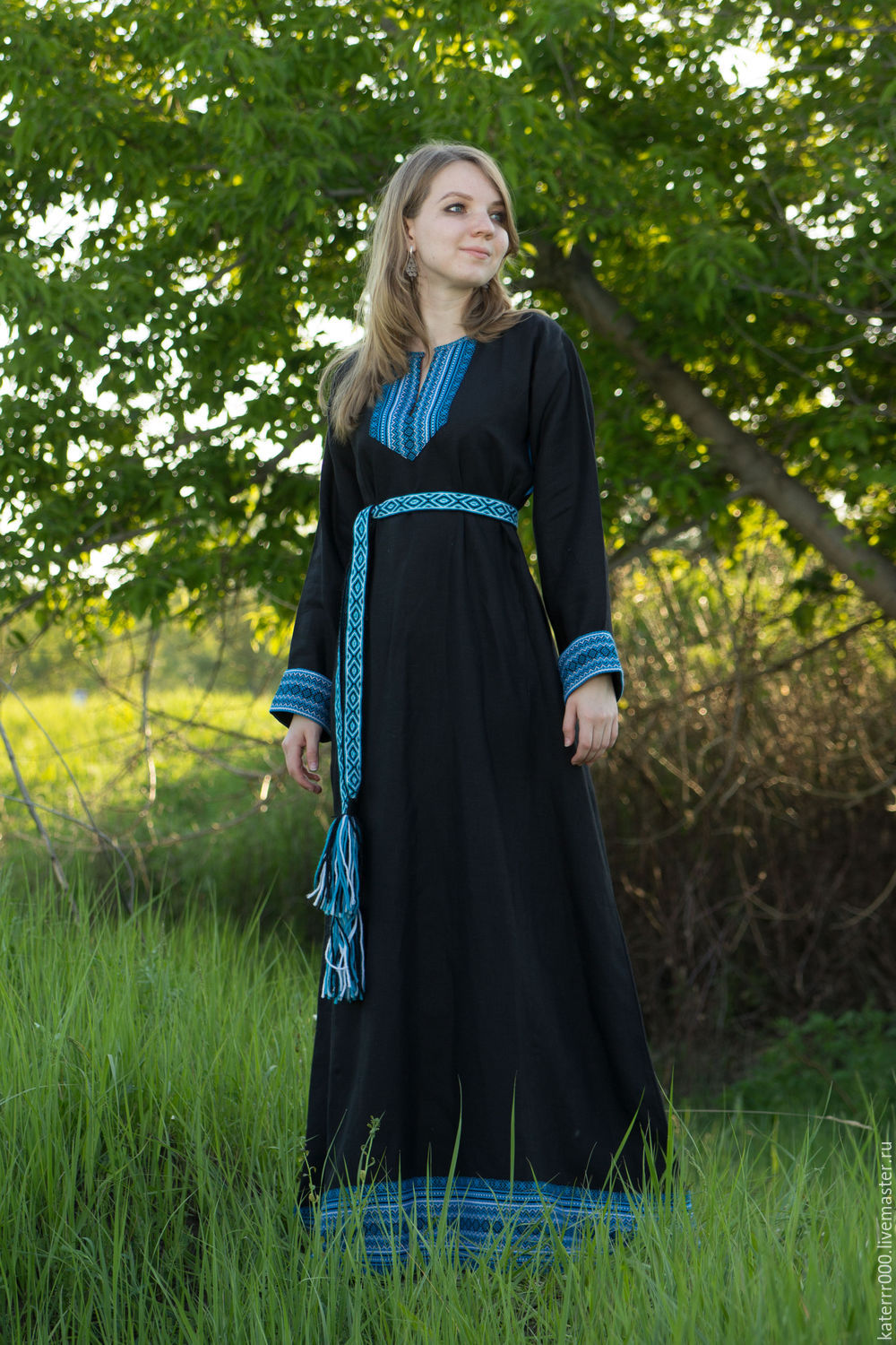 Women in Slavic costumes in Brampton